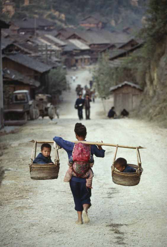 Chinese babywearing in baskets